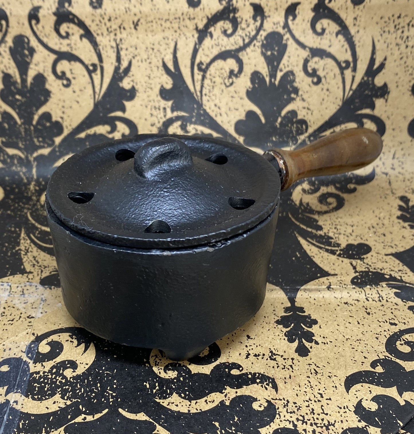 Sm Cast Iron Incense Pot With Lid And Wood Handle